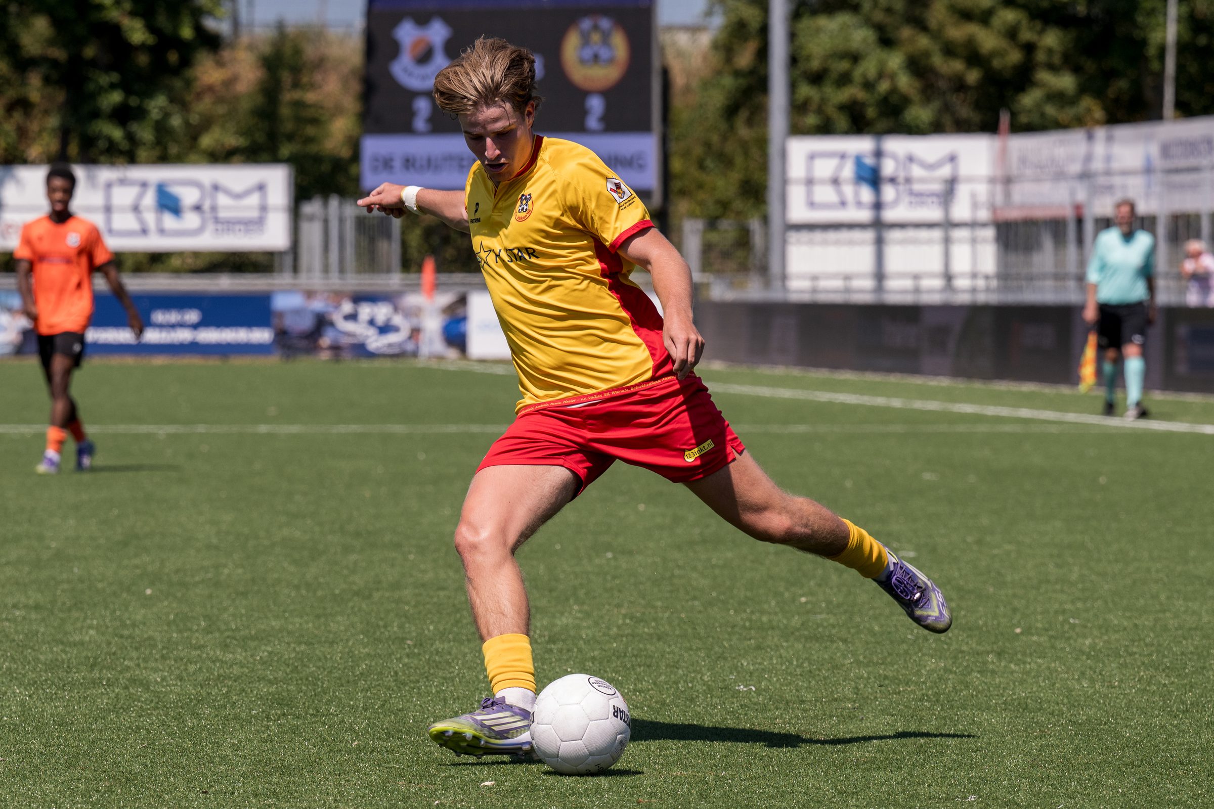 Chris Volwater aan de bal in de oefenwedstrijd tegen Jong Katwijk