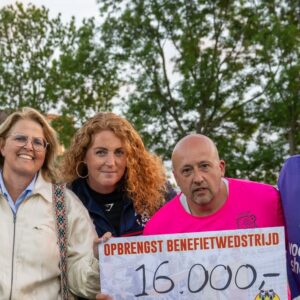 Cheque van de benefietwedstrijd voor het Ronald McDonald Huis Leiden