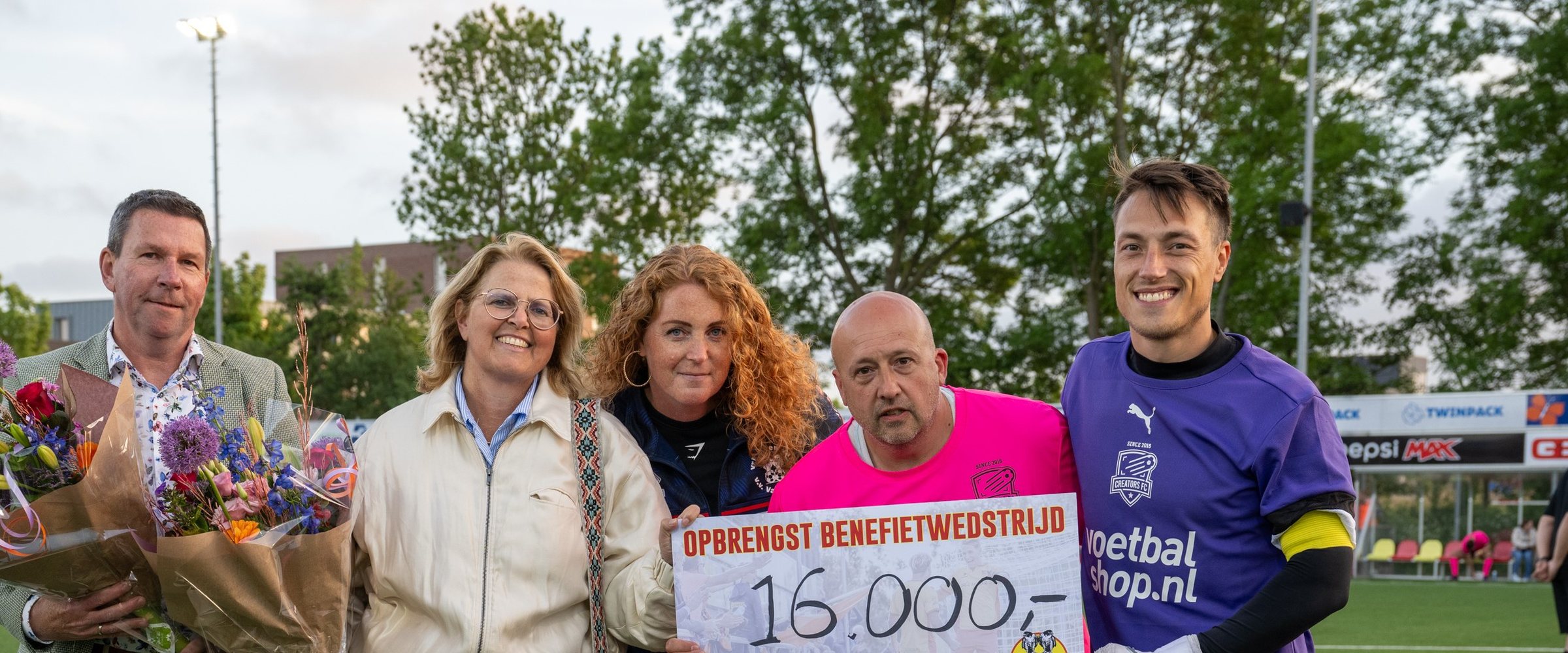 De overhandiging van de cheque van 16.000 euro