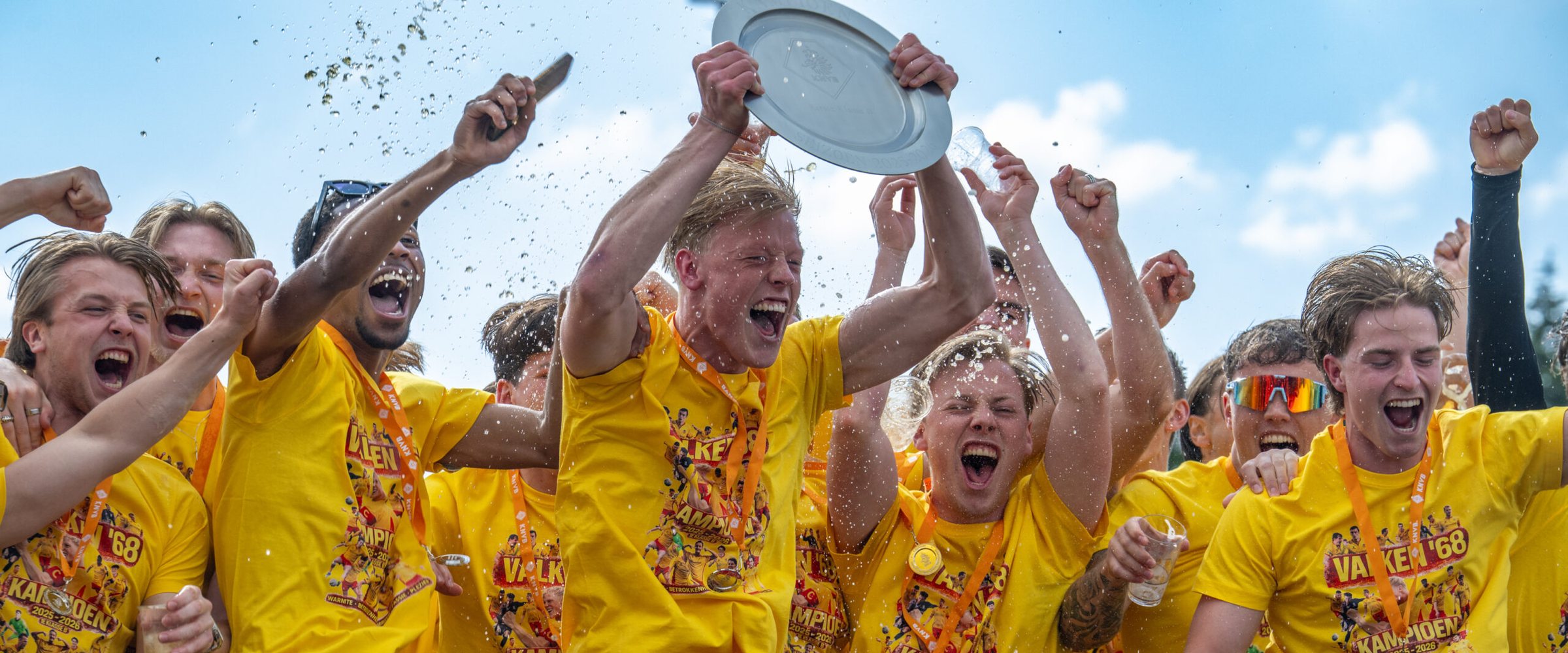 Het eerste van Valken '68 met de schaal tijdens de huldiging