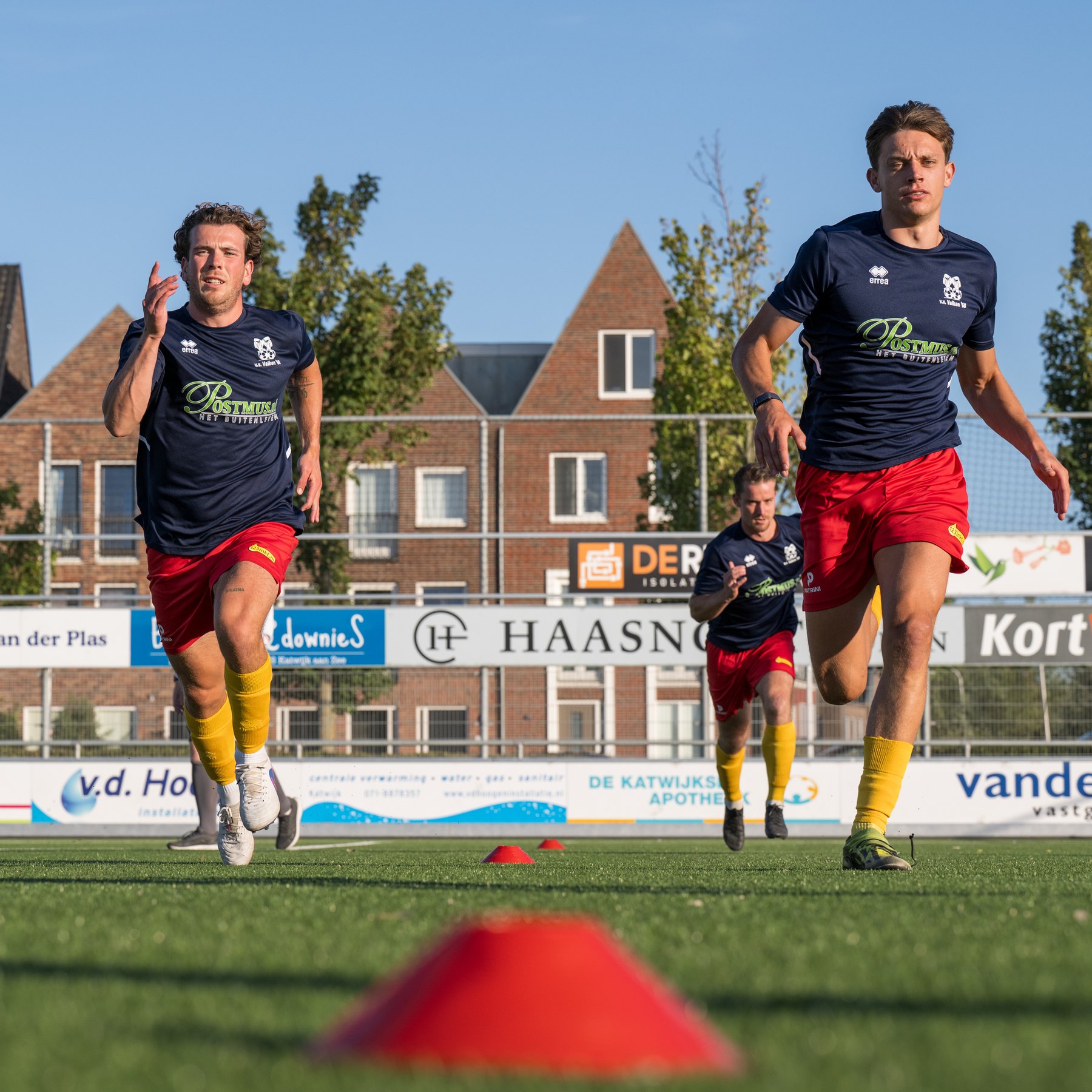 Sten Schaap en Daniel van Duijn tijdens Valken ’68 tegen Jong Quick Boys