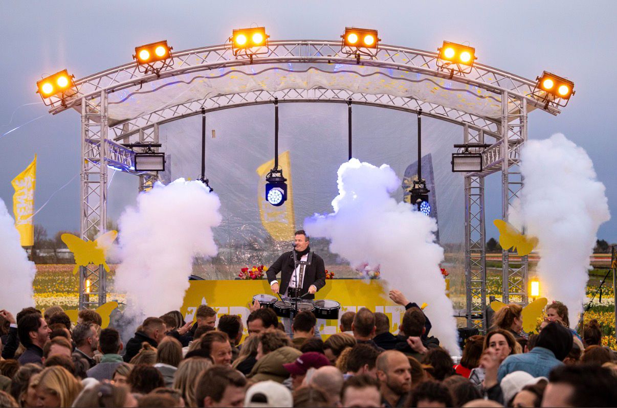 Feestzanger Martijn Stam op het podium