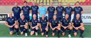 Het team van Valken '68 voor de benefietwedstrijd tegen het RTL Sterrenteam
