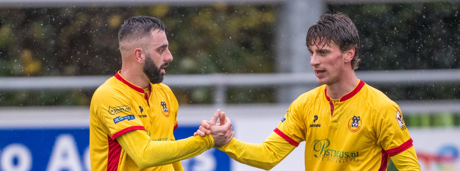 Twee spelers van Valken '68 2 geven elkaar een hand
