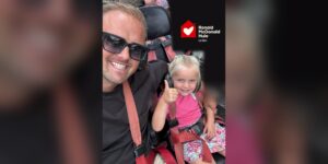 Joost Franse met zijn dochter Keet in de achtbaan