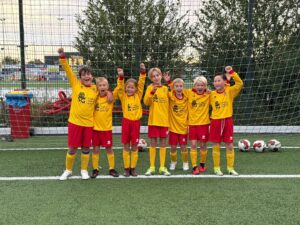 De JO10-5 juichend voor het doel
