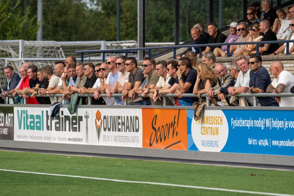 Supporters langs de lijn op sportpark 't Duyfrak