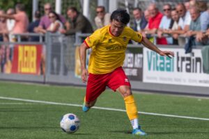 Oscar Minnaard aan de bal