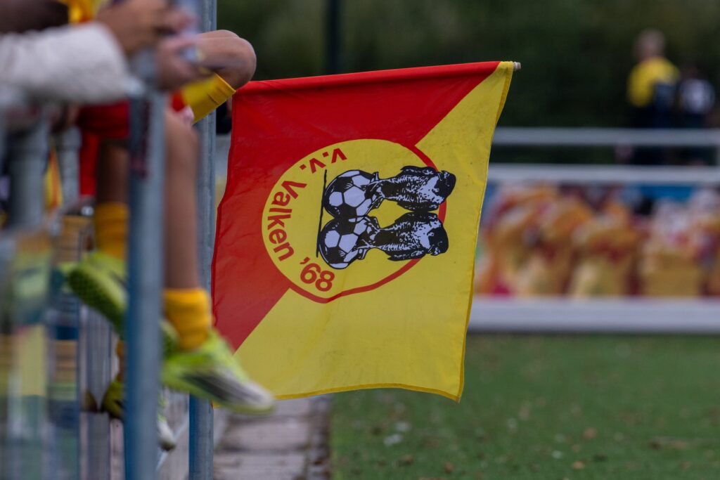 De vlag van Valken '68 bij de cornervlag