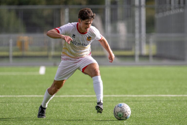 Speler van Valken '68 aan de bal tegen GSC ESDO